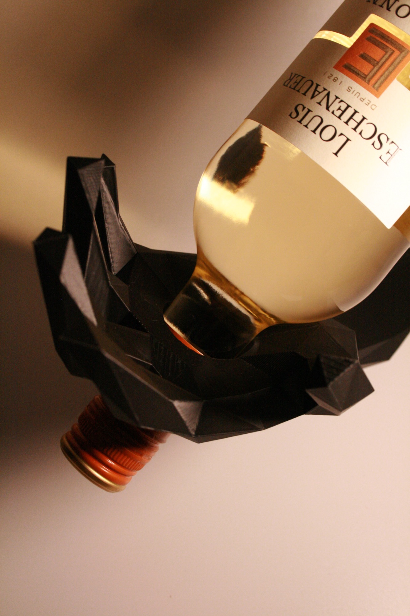 Рука (подставка под вино) 2